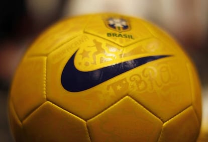 Un bal&oacute;n de la selecci&oacute;n de Brasil, fabricado por Nike. 