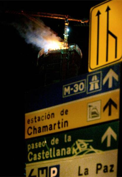 Afortunadamente, el incendio no supuso en ningún momento un riesgo para los efectivos que trabajaban en las tareas de extinción y tampoco fue necesario desalojar los edificios aledaños. Tan sólo fue necesario establecer un perímetro de seguridad únicamente para permitir las tareas del helicóptero que ha reforzado los trabajos de los bomberos.