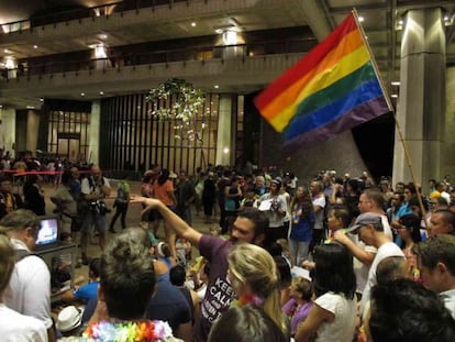 Varios ciudadanos celebran que la C&aacute;mara de Representantes de Hawaii ha aprobado el matrimonio gay. 