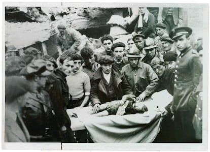 Imagen del 23 de abrl de 1937 después de un bombardeo de aviones de Franco sobre Bilbao