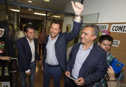 El candidato socialista a la alcaldía de Valladolid, Óscar Puente (centro), celebra los resultados electorales junto a otros dirigentes la noche del 24 de mayo.