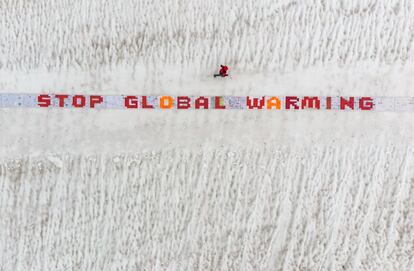 Esta imagen aérea muestra un rollo gigante de más de 2500 postales laminadas, exhibidas durante una acción contra el cambio climático, en el glaciar Aletsch, cerca del Jungfraujoch, en los Alpes suizos. 