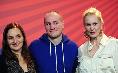 El director y las dos actrices de 'The Mountain' posan durante la presentación de la película noruega