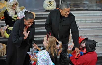 El presidente de Estados Unidos, Barack Obama, y su esposa Michelle han repartido caramelos este fin de semana entre los niños de Washington que han acudido a la Casa Blanca para celebrar la fiesta de Halloween. Aunque las pequeñas Sasha y Malia no acompañaron a sus padres, sí estuvo junto a la pareja presidencia Marian Robinson, la madre de la primera dama, que también vive en la mansión.