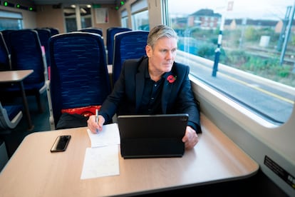 Keir Starmer en un viaje en tren a Yorkshire (Reino Unido), el 10 de noviembre de 2022.