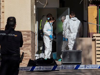 Agentes de la policía científica durante el registro de la vivienda del número 231 de la calle Estanislao Rolandi de Cartagena.