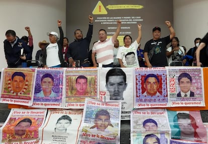 Familiarse de los 43 normalistas en la conferencia de prensa de este 11 de enero, en Ciudad de México.