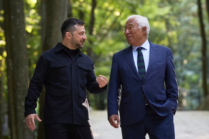 El presidente de Ucrania, Volodímir Zelenski (izquierda), hablaba con el presidente del Consejo Europeo, António Costa, este viernes en Uzhhorod, en Ucrania.