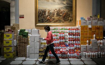 Aliments per repartir a persones desfavorides a la parròquia de Santa Anna de Barcelona.