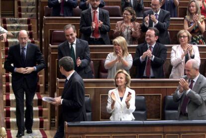 La bancada socialista aplaude a Zapatero al término de la intervención de este en la sesión de control.