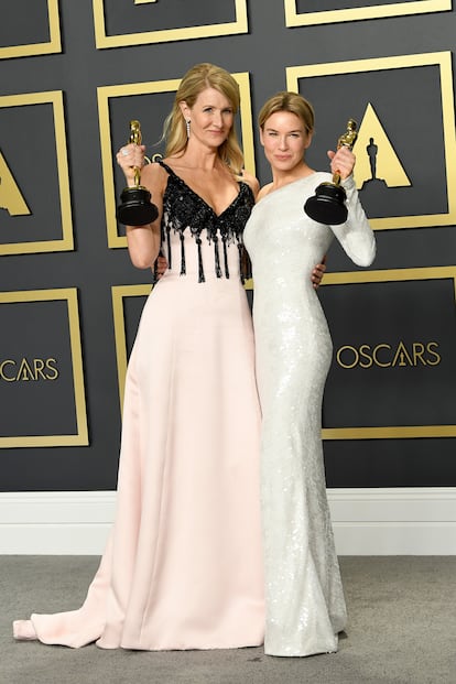 2020 – También Laura Dern brilló con un vestido rosa empolvado de Armani Privé adornado con flecos en la noche en la que ganó el Oscar a Mejor Actriz de Reparto por 'Historia de un matrimonio'. En esta edición, las dos actrices ganadoras lucieron vestidos de Armani.