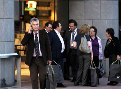 Algunos de los compromisarios salen de la reunión de  la asamblea de Caja Madrid.