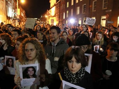 Manifestantes protestan por la muerte de Savita Halappanava, dentista de 31 años que falleció porque no se le practicó un aborto.