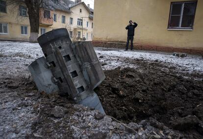 Entre los civiles figura un niño de tres años que se encuentra internado en la unidad de cuidados intensivos. En la imagen, restos de un cohete en una calle de Kramatorsk.