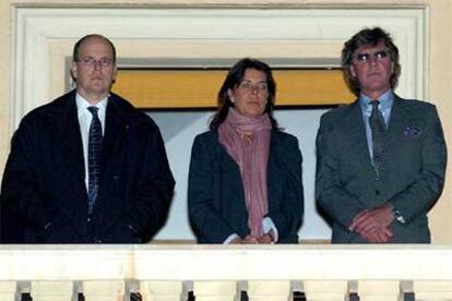 Alberto y Carolina de Mónaco, junto al esposo de ésta, Ernesto de Hannover, contemplan una procesión con motivo del Viernes Santo desde un balcón del palacio del Principado.