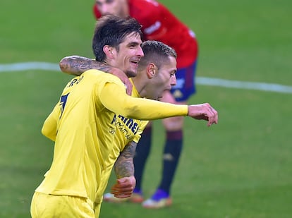 Gerard Moreno (izquierda) celebra con Rubén Peña uno de sus dos goles este sábado ante Osasuna en El Sadar.