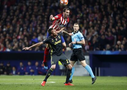 Juanfran y Mandzukic, del Atlético de Madrid y de la Juventus, respectivamente, tratan de hacer con el balón.