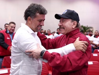 León Fredy Muñoz con el presidente de Nicaragua, Daniel Ortega, el 19 de mayo de 2023.