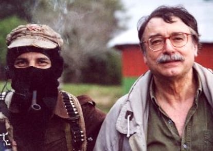 El subcomandante Marcos, a la izquierda, con el escritor Ignacio Ramonet, en la aldea de La Realidad, en la selva Lacandona.