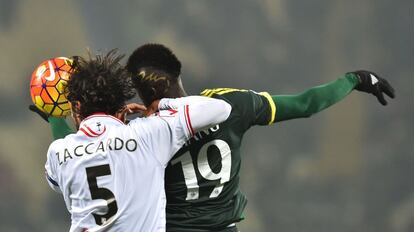 Mbaye Niang y Christian Zaccardo en el Milan-Chievo.
