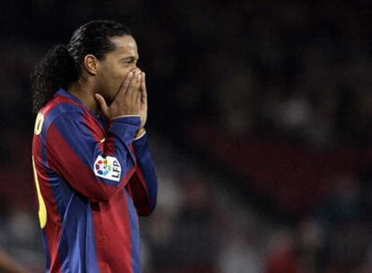 Ronaldinho se lamenta durante el partido contra el Villarreal.