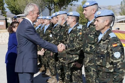 Fotograf&iacute;a facilitada por el Ministerio de Defensa del ministro, Pedro Moren&eacute;s, en la visita a las tropas espa&ntilde;olas, en el sur del L&iacute;bano, este jueves.