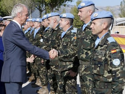 Spanish Defense Minister Pedro Morenés visits troops in Lebanon last week in an image supplied by the Ministry of Defense.