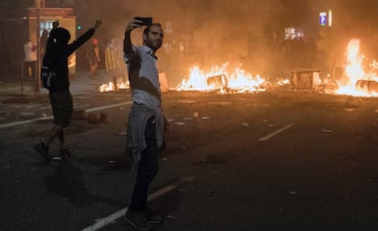 Un joven se hace una foto junto a una barricada el pasado octubre en Barcelona.