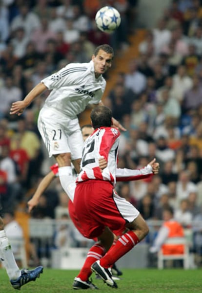 Soldado remata un balón ante el Olympiakos.