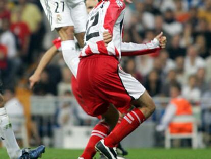 Soldado remata un balón ante el Olympiakos.