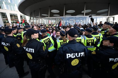 Un cordón policial retiene a los manifestantes frente al Malmö Arena antes de la gala.

