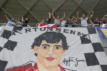 Aficionados del Corinthians animan sobre una bandera del piloto de Fórmula 1 Ayrton Senna antes de la Copa del equipo do Brasil contra el Nacional AM en el estadio Arena Amazonas en Manaus 30 de abril 2014.