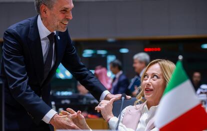 El primer ministro neerlandés, Dick Schoof, y la primera ministra italiana, Giorgia Meloni, este miércoles en Bruselas, en la  cumbre UE-Consejo de Cooperación del Golfo.