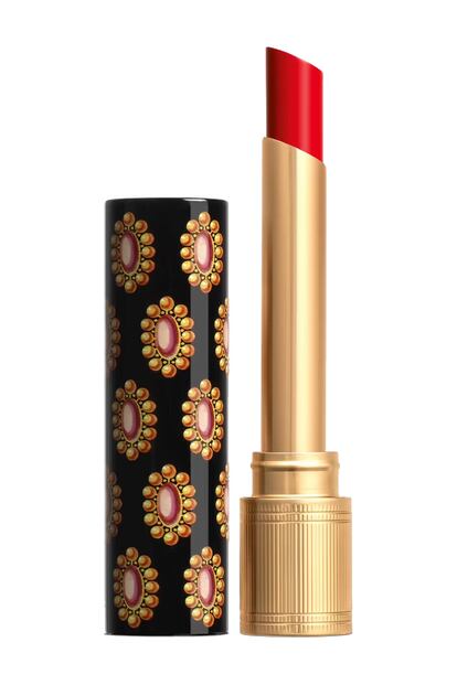 Esta barra de labios de Gucci tiene un packaging insuperable que bebe de los broches clásicos. Además, esta colección, Rouge De Beauté Brillant, proporciona 24 horas de hidratación.