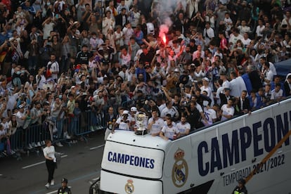 Los jugadores del Real Madrid llegan a la plaza de Cibeles, en Madrid, para celebrar el campeonato de Liga.