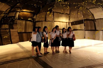 'In love we trash' es un proyecto de Basurama que llevaron a cabo en varios países, entre ellos Tailandia. En la imagen, hinchable hecho a base de plásticos recogidos en el vertedero de Bangkok.