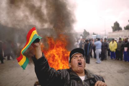 Un manifestante con una bandera boliviana en la mano protesta ayer contra la subida del precio de los carburantes en El Alto, cerca de La Paz.