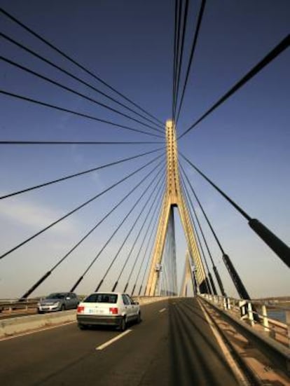 Vista del puente internacional sobre el río Guadiana entre Ayamonte (Huelva) y Castro Marín (Portugal). EFE/Archivo