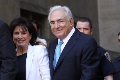 Dominique Strauss-Kahn, junto a su esposa, Anne Sinclair, ayer tras quedar en libertad.