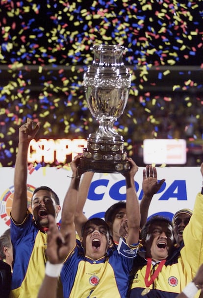 Mario Yepes e Iván Córdoba (centro) levantan el trofeo.