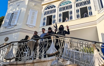 Combatientes rebeldes en las escaleras de acceso a la mansin de Bachar el Asad en Damasco.