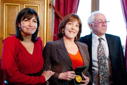 Anne Hidalgo and the actress Carmen Maura at the Instituto Cervantes in París.