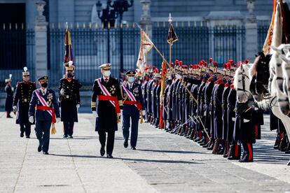 El Rey Felipe VI pasa revista a las tropas en la Pascua Militar, en el Palacio Real, en Madrid.