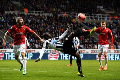 Papiss Cisse intenta una chilena durante el partido ante el Newcastle.