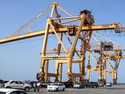 Guindaste de container no porto da cidade de Hodeida, no Iêmen, país que deve ter o maior índice de crescimento econômico em 2019