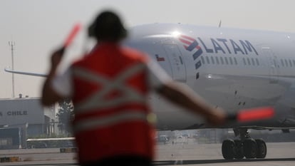 Un avión de Latam Airlines llega al Aeropuerto Internacional Arturo Merino Benítez en Santiago.