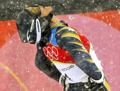 La española María José Rienda suspira tras su segundo descenso en el eslalon gigante en los Juegos Olímpicos de Invierno de Turín (Italia), en 2006, donde no pudo alzarse con ningún metal. Rienda ha sido la única esquiadora nacional en conseguir un título (dos gigantes en 2005) tras el logrado en 1991 por Blanca Fernández Ochoa.
