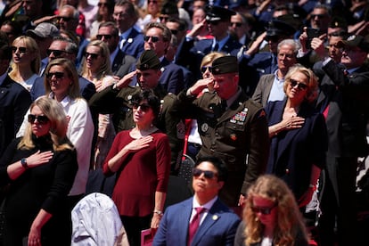 Centenares de invitados escuchan los himnos nacionales, en el cementerio de Colleville-sur-mer, durante las celebraciones.