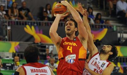 Gasol intenta lanzar ante la defensa iraní.