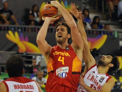 Gasol intenta lanzar ante la defensa iraní.